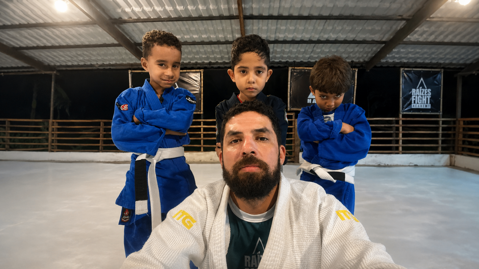 Professor e alunos kids em retrato no CT Édera