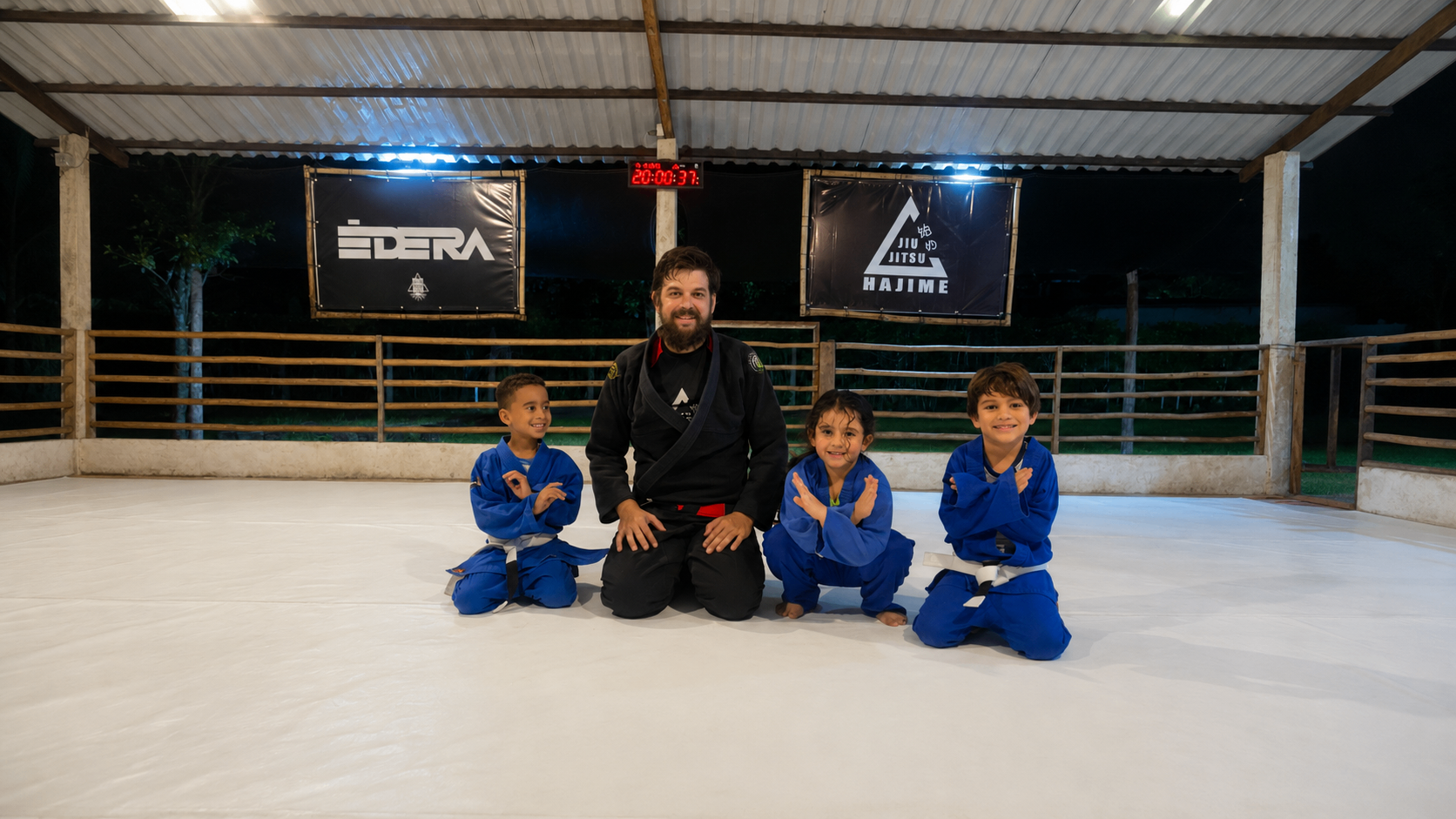 Turma Jiu-Jitsu Kids do CT Édera com professores